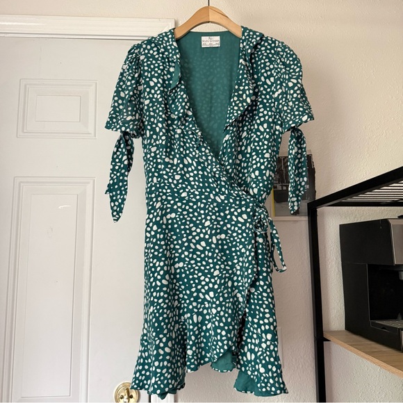 Seven Wonders Dresses & Skirts - SEVEN WONDERS green white dot cheetah leopard animal ruffle wrap mini dress